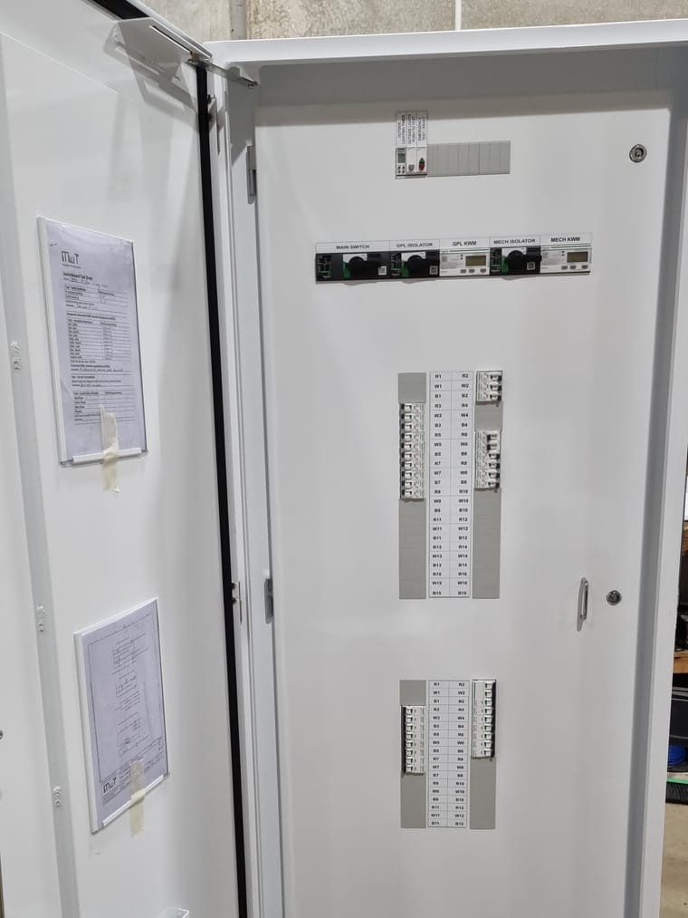 Distribution switchboard with chassis and circuit breakers